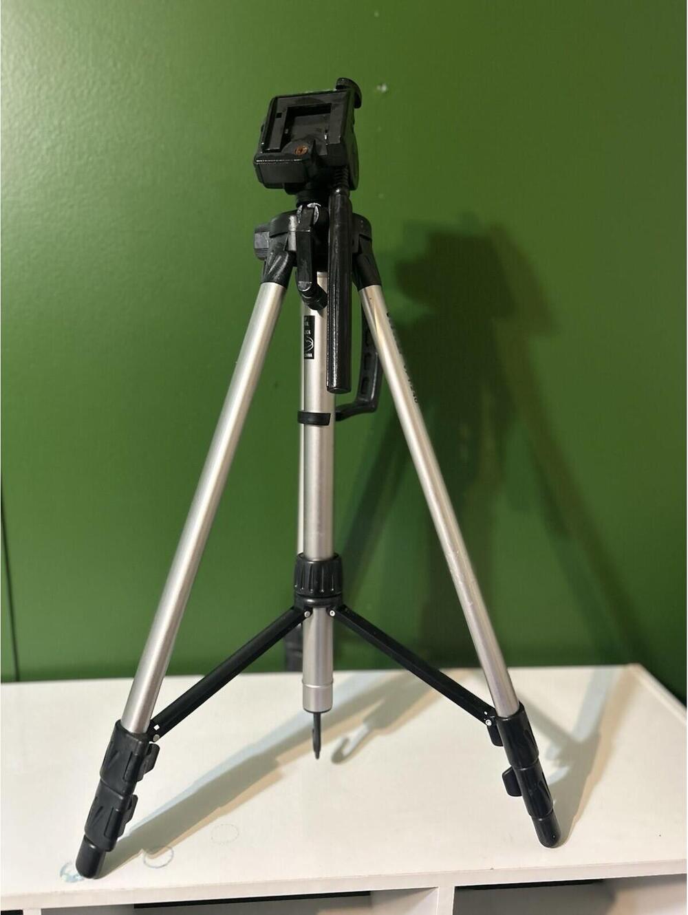 Vivitar VPT-240 Tripod Camera Stand 48" Adjustable Silver Black Lightweight